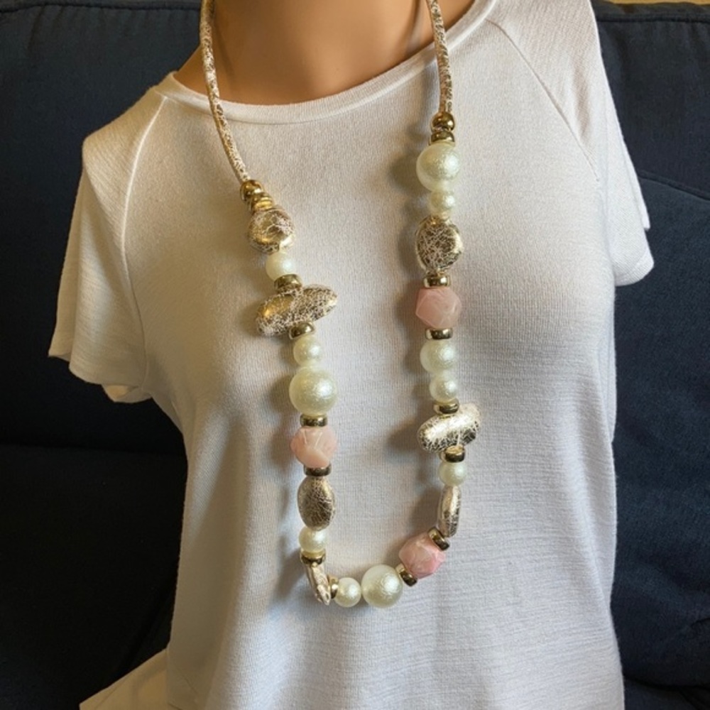 NWT Gardenia long chunky beaded and gold tone necklace